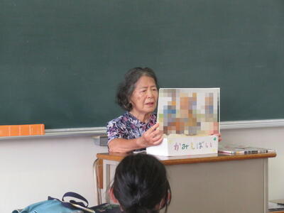 １年生「わらしべ長者」「３匹の子ブタ」（紙芝居）